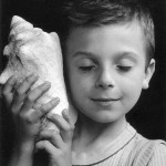 Eduard Boubat,Rémi ecoutant la mer, 1995