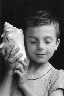 Eduard Boubat,Rémi ecoutant la mer, 1995